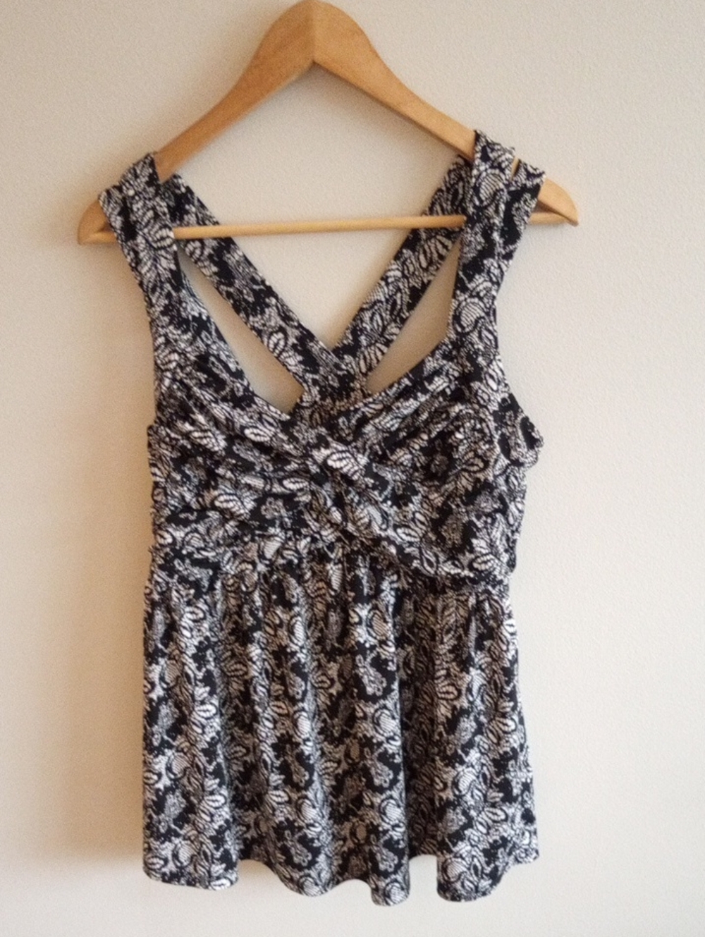 Torrid Black White Floral Twist-Front Top Size 1X